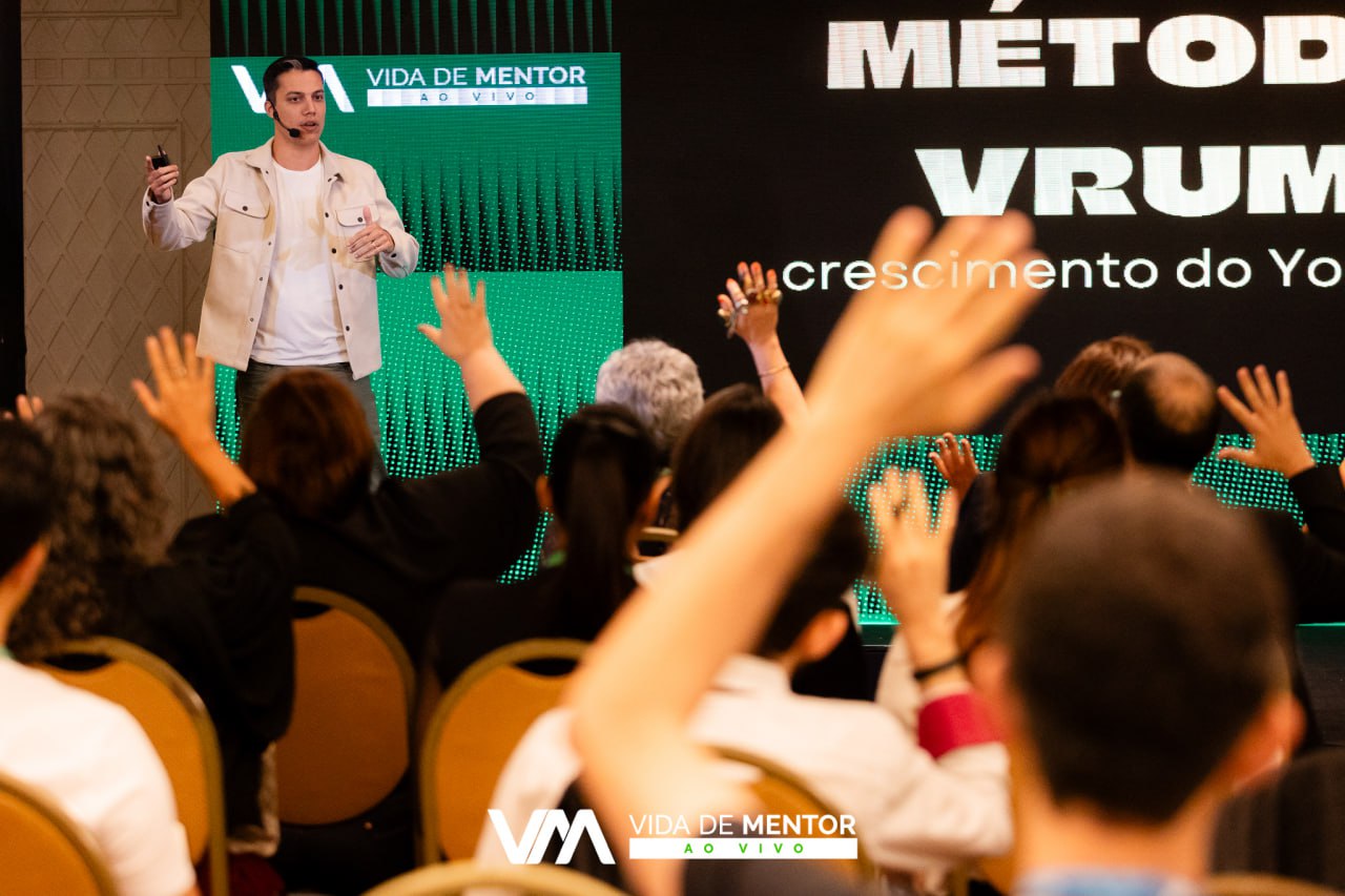 Natan Madeira no palco do Vida de Mentor
